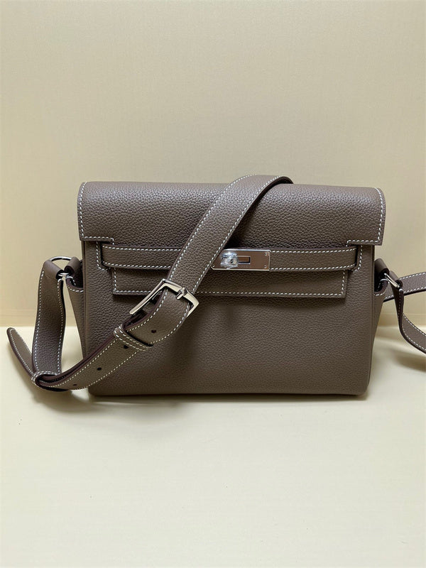  signature shoulder bag styled with outfit 12