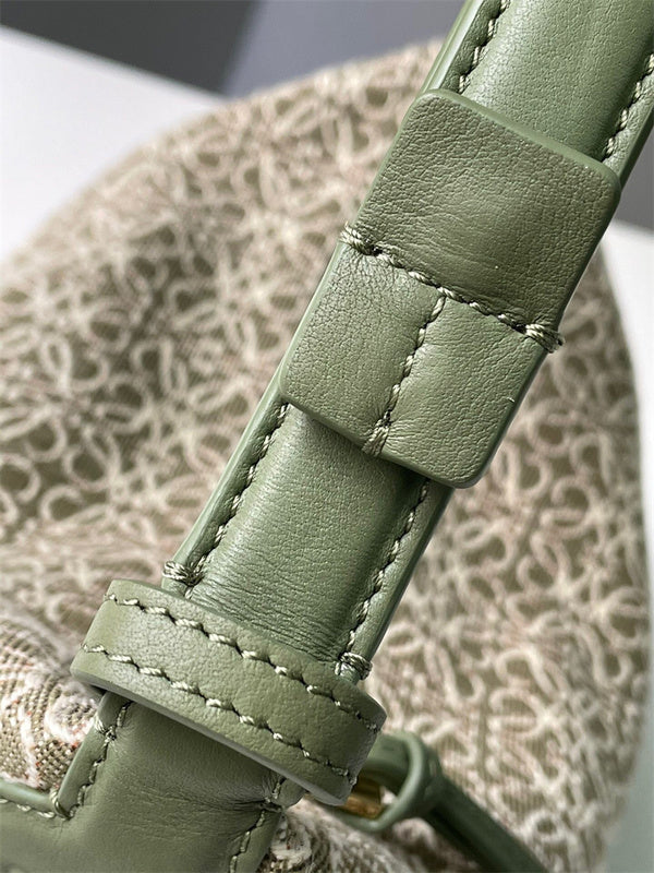 Ziva's Charm handbag – detail view (21cm*17cm*12.5cm)
