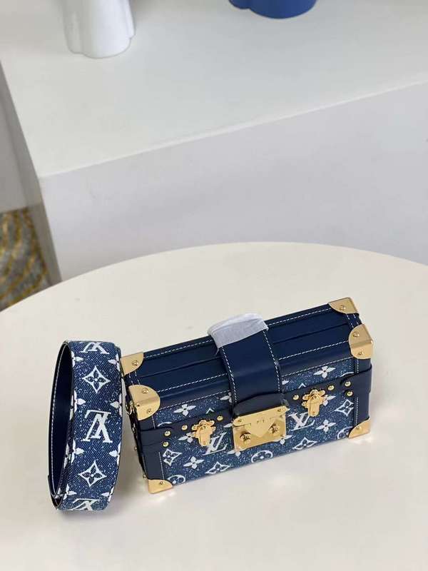 Close-up detail of structured premium women's handbag – women's designer-style accessory