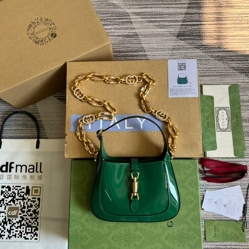 Side profile of everyday-luxe chic women's handbag – women's designer-style accessory