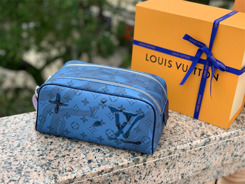  Clean-Lined carryall bag carried on shoulder 10