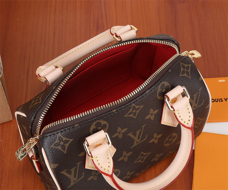  shopper bag interior and compartment view 15