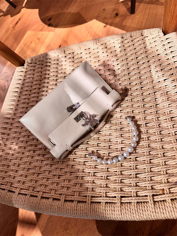  Polished handbag carried on shoulder 10
