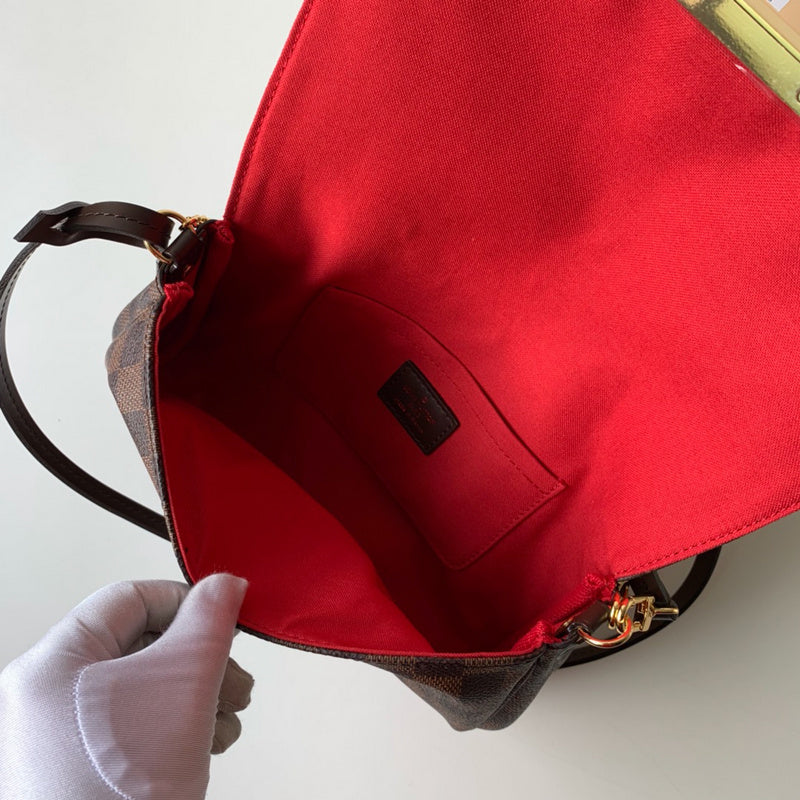 Side profile of everyday-luxe structured women's handbag – women's everyday handbag