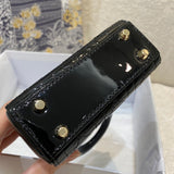 Handle and strap detail of everyday-luxe elevated women's handbag – women's everyday handbag