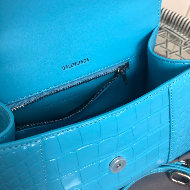 Side profile of modern structured women's handbag – women's luxury handbag