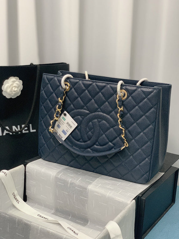  women's handbag, spacious design, view 3