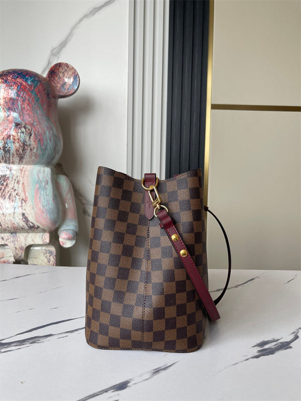  sleek carryall bag detail view showing craftsmanship 14