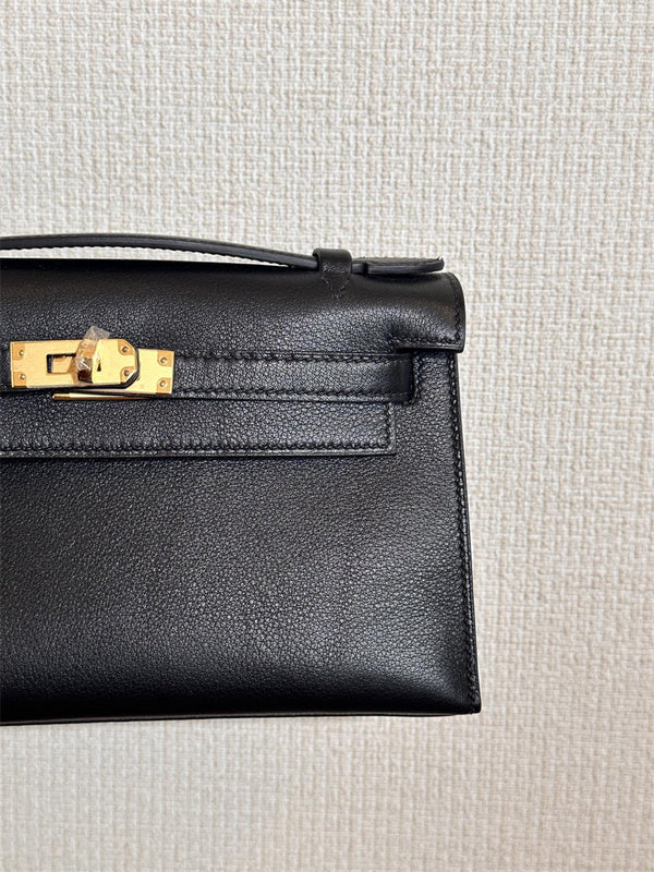  top-handle bag interior and compartment view