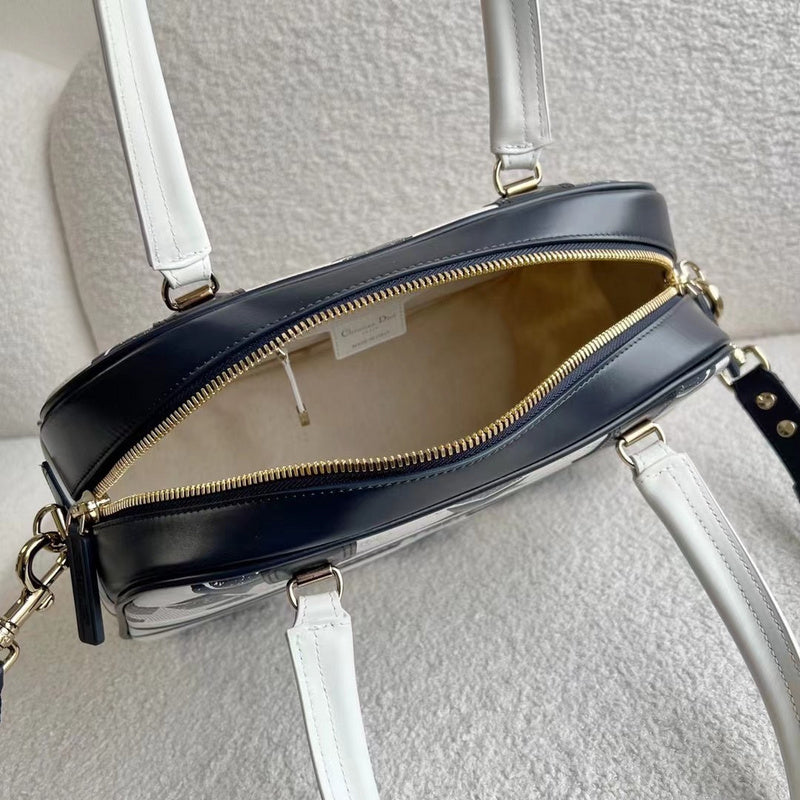 Side profile of statement everyday-luxe women's handbag – women's premium purse