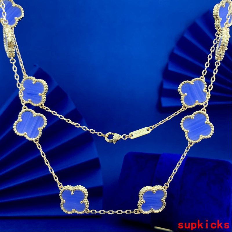 Front view of Van Cleef & Arpels unisex jewelry piece