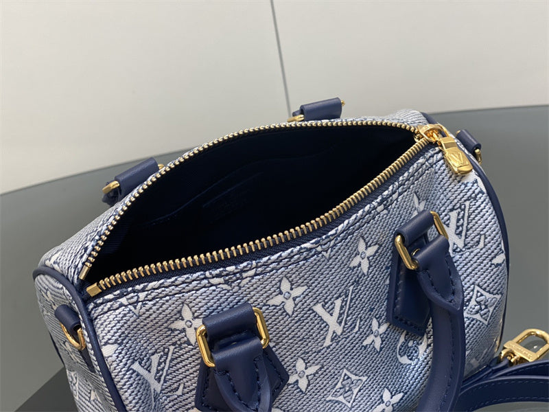  shoulder bag interior and compartment view 9
