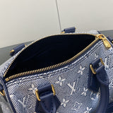  shoulder bag interior and compartment view 9
