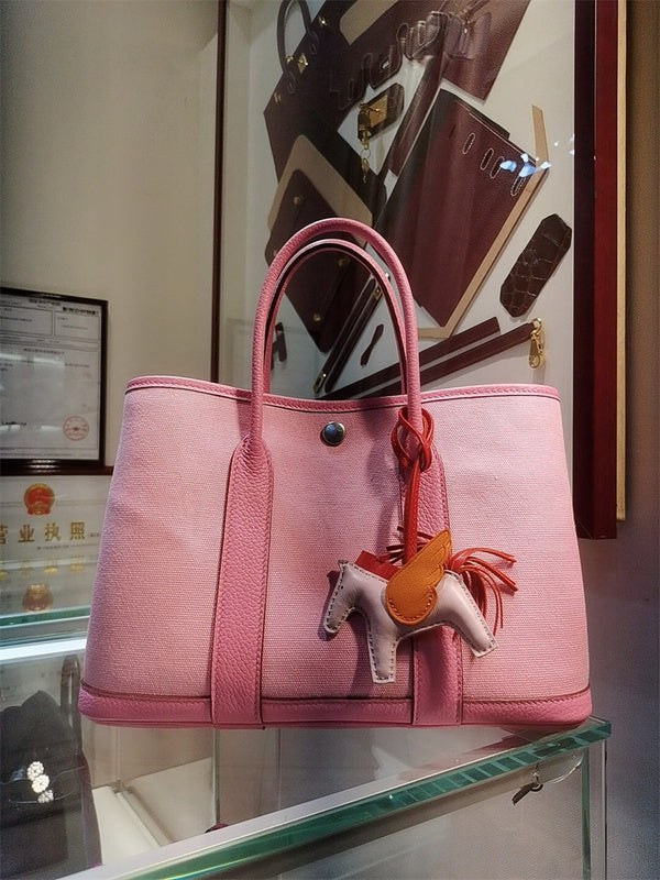  modern everyday bag detail view showing craftsmanship 8