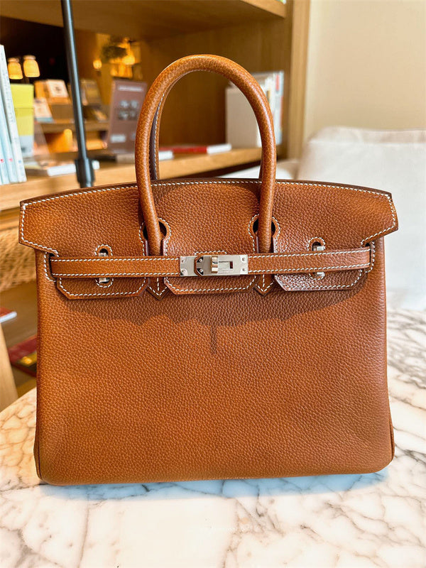  polished shopper bag styled with outfit