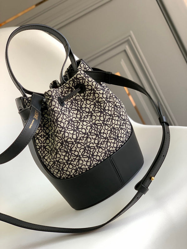 Ziva's Charm handbag – close-up view (18cm*13cm*25cm)
