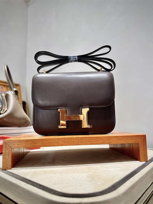  satchel close-up of hardware and finish 23