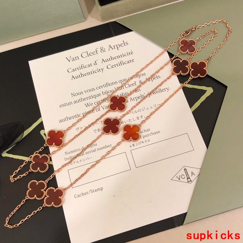 Front view of Van Cleef & Arpels unisex jewelry piece