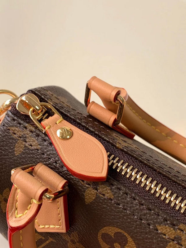Handle and strap detail of chic premium women's handbag – women's statement bag