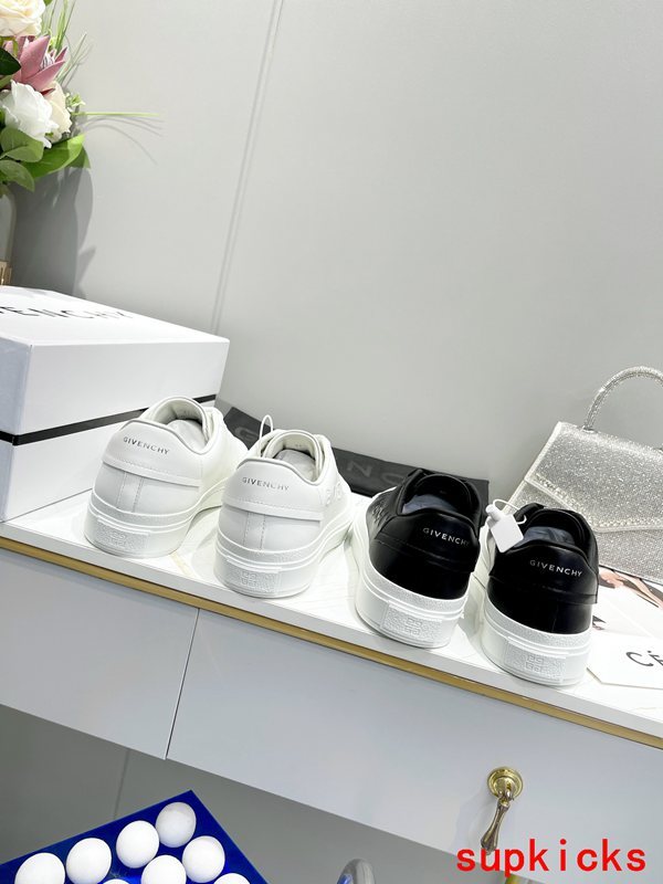 Givenchy shoes Style 059 - logo and branding close-up