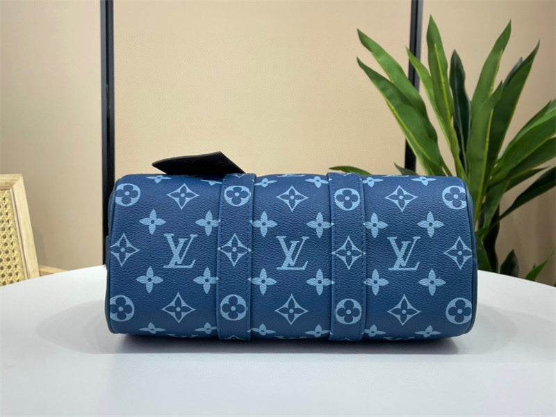  Streamlined handbag carried on shoulder 10