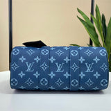  Streamlined handbag carried on shoulder 10