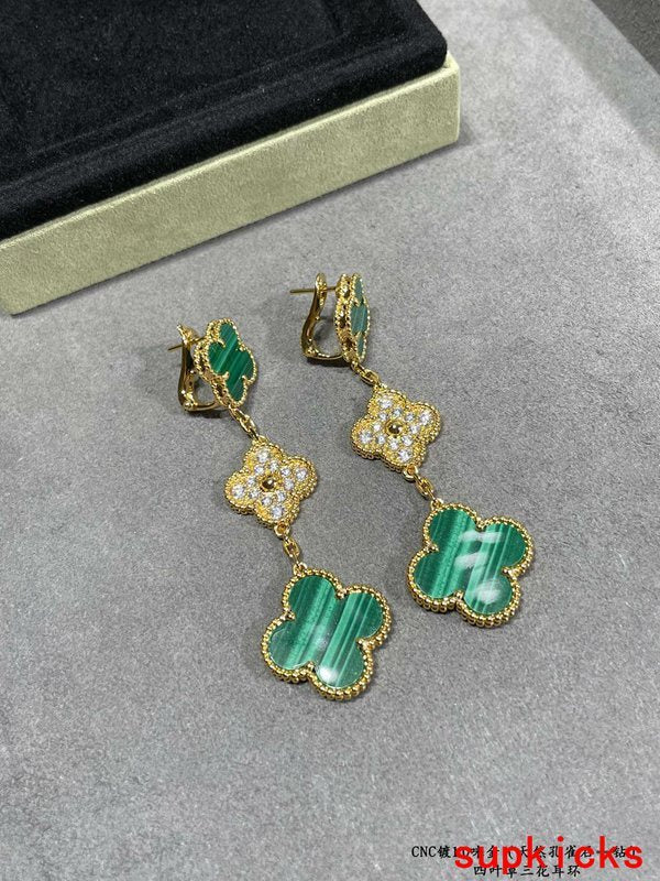 Side view of Van Cleef & Arpels unisex jewelry piece