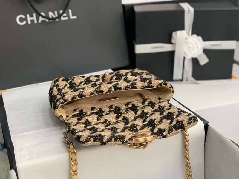 Zivas Charm Sleek Silhouette Luxury Handbag (Premium Everyday Carry) – Lifestyle Shot