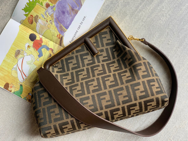 Ziva's Charm handbag – close-up view (26cm*18cm*10cm)