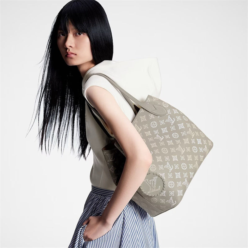  Understated carryall bag front view 13