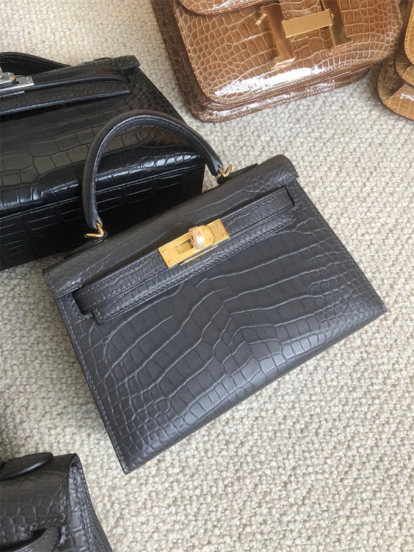  satchel close-up of hardware and finish 23
