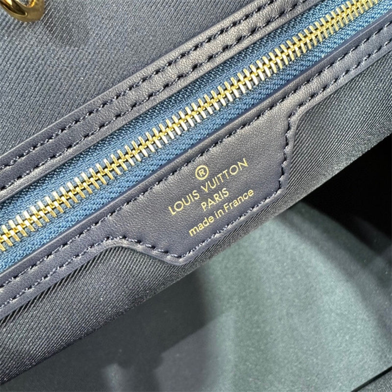  Structured handbag carried on shoulder 10