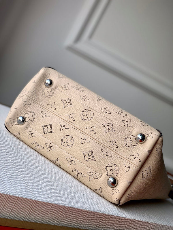 Handle and strap detail of structured sleek women's handbag – women's statement bag