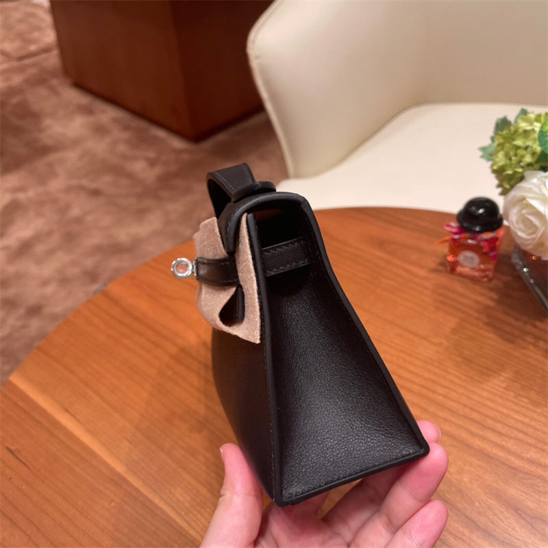 shopper bag interior and compartment view 9
