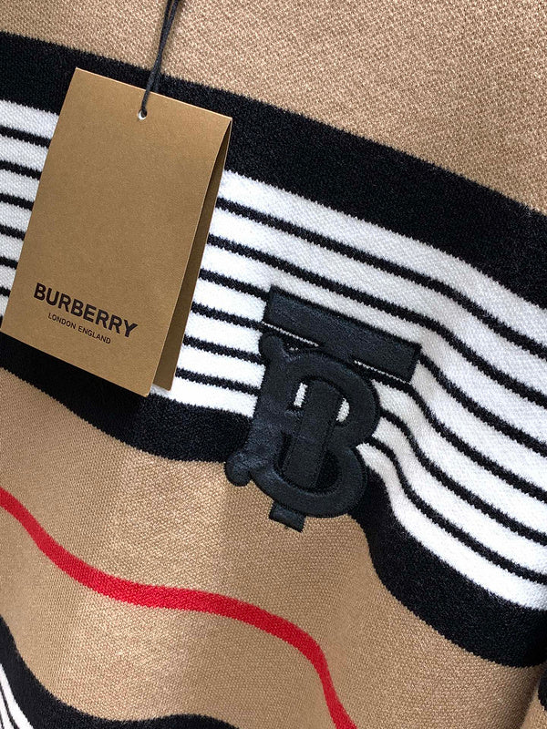 Three-quarter angle view of Burberry luxury piece style No.478