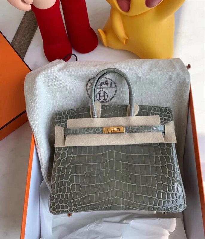  Versatile handbag front view