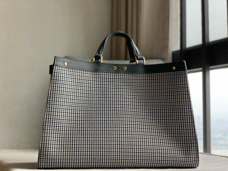 Ziva's Charm handbag – detail view (41cm*16cm*29.5cm)
