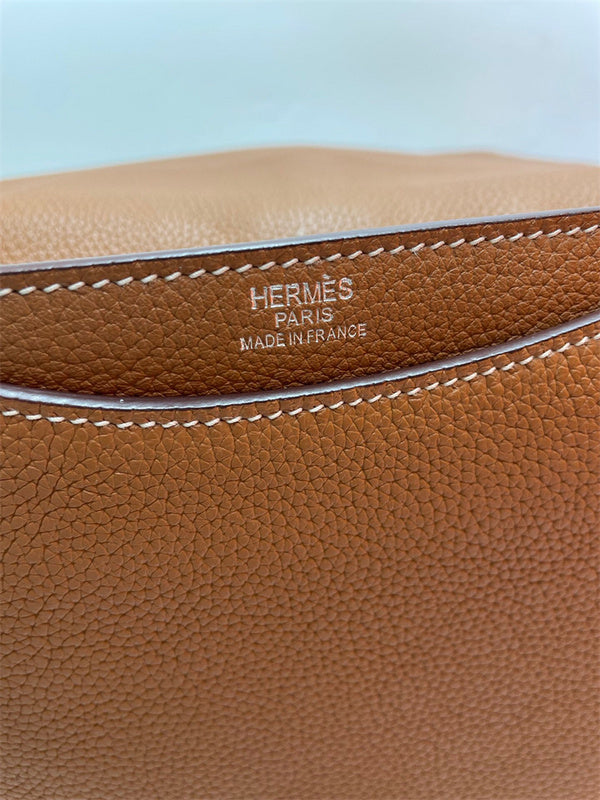  shoulder bag interior and compartment view 9