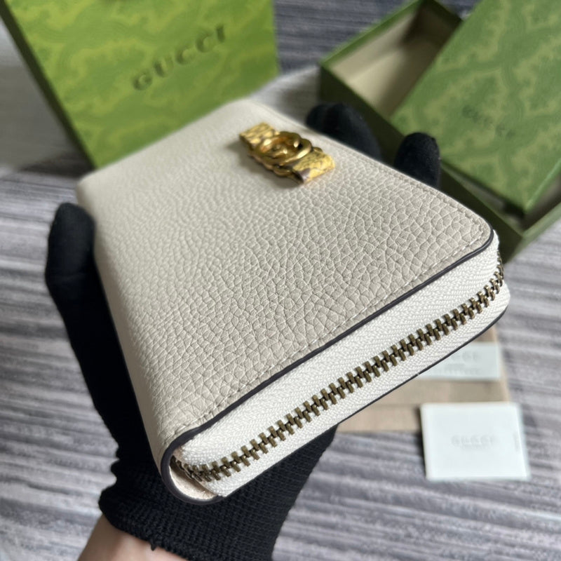Styled lifestyle shot of modern structured women's handbag – women's designer-style accessory