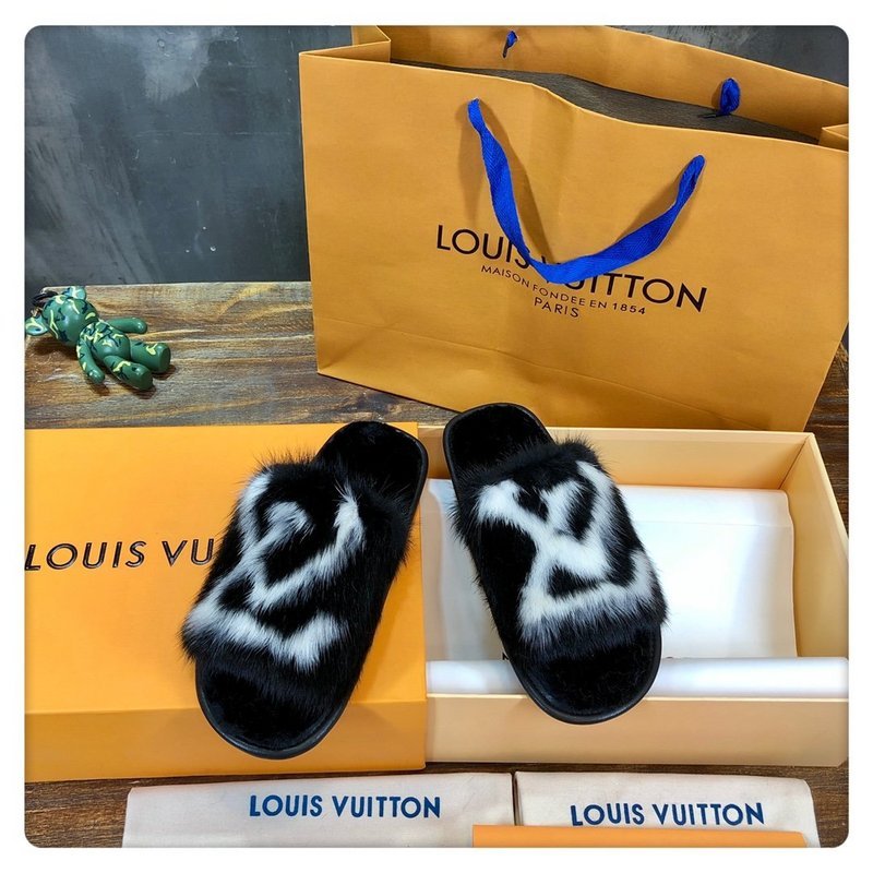 Front view of Louis Vuitton luxury piece style No.127