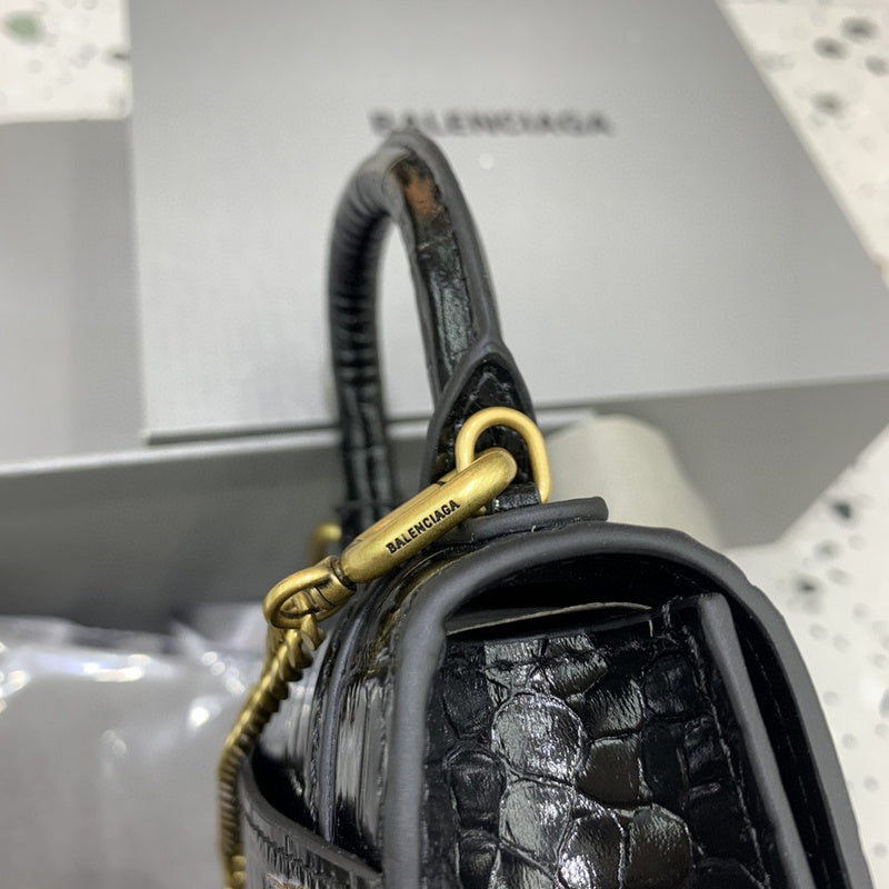 Zivas Charm Chic Craftsmanship Statement Handbag (Considered Detail & Form) – Close-Up Detail