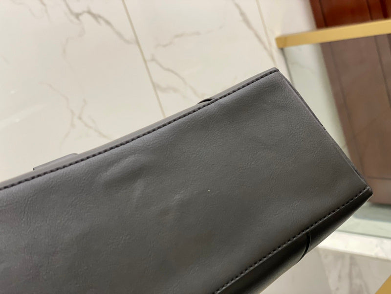 Ziva's Charm handbag – product shot (one versatile size)