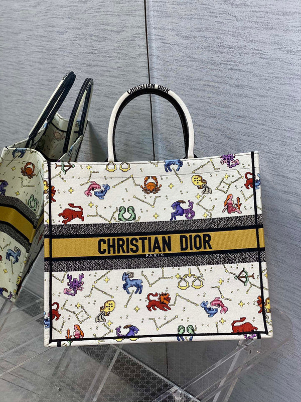 Styled lifestyle shot of classic sleek women's handbag – women's everyday handbag