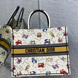 Styled lifestyle shot of classic sleek women's handbag – women's everyday handbag
