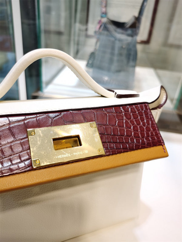 Clean-Lined tote bag carried on shoulder 22