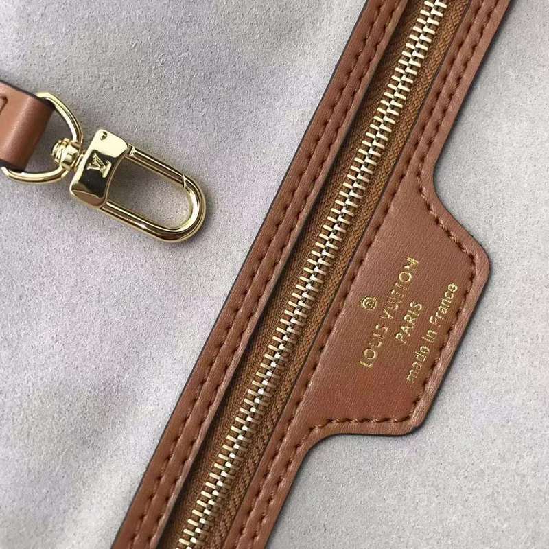 Side profile of chic modern women's handbag – women's designer-style accessory