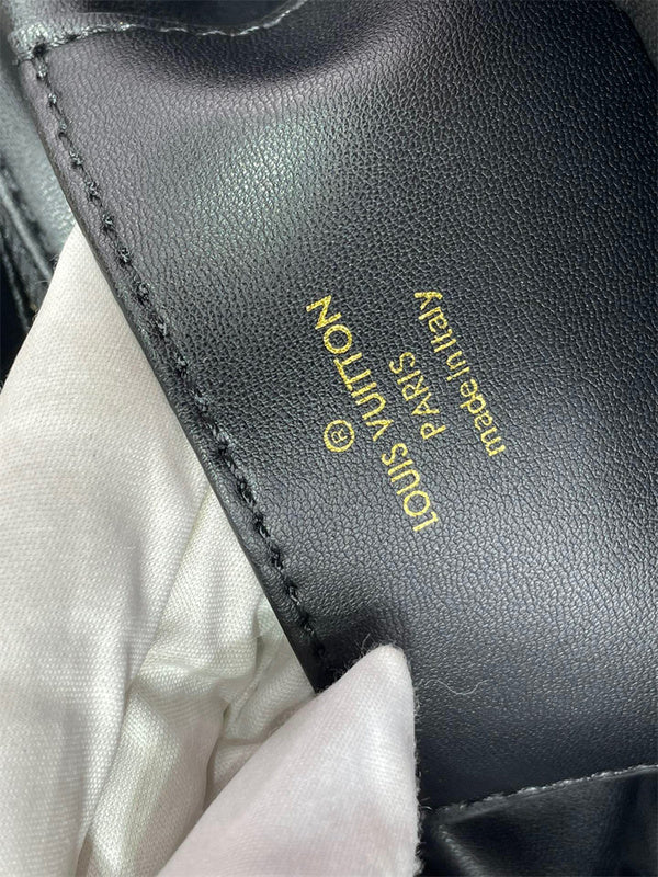  Refined tote bag carried on shoulder