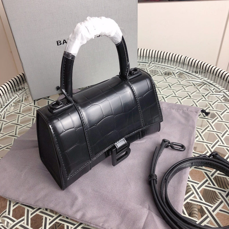Handle and strap detail of everyday-luxe premium women's handbag – women's premium purse