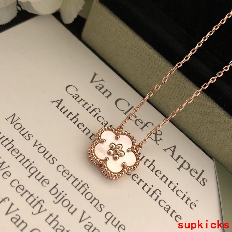 Full view of Van Cleef & Arpels unisex jewelry piece