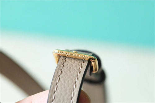  shoulder bag interior and compartment view 9